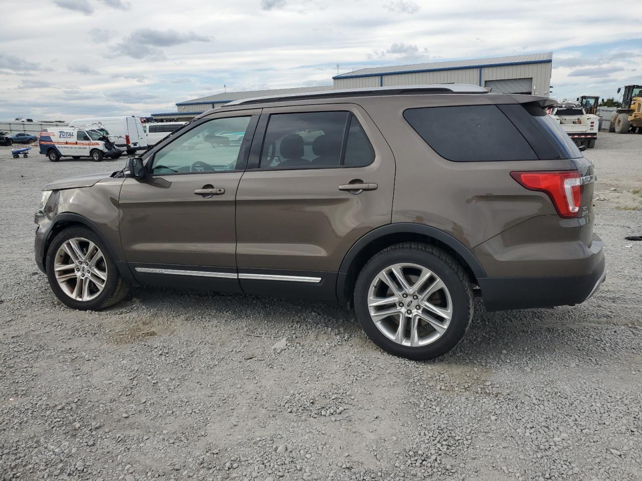 2016 Ford Explorer Xlt - Фото 2