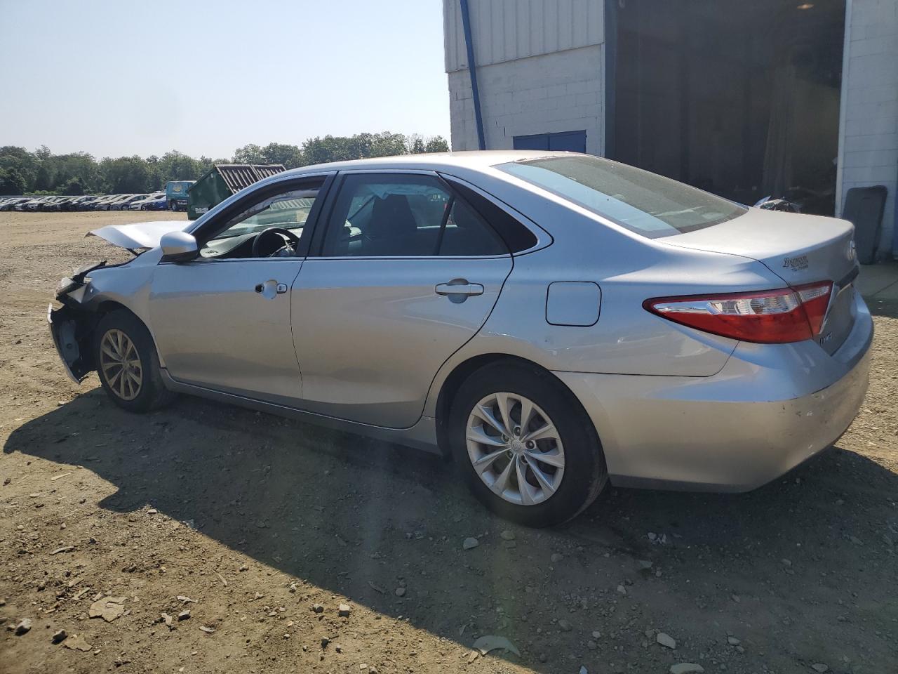 2016 Toyota Camry Le - Фото 2