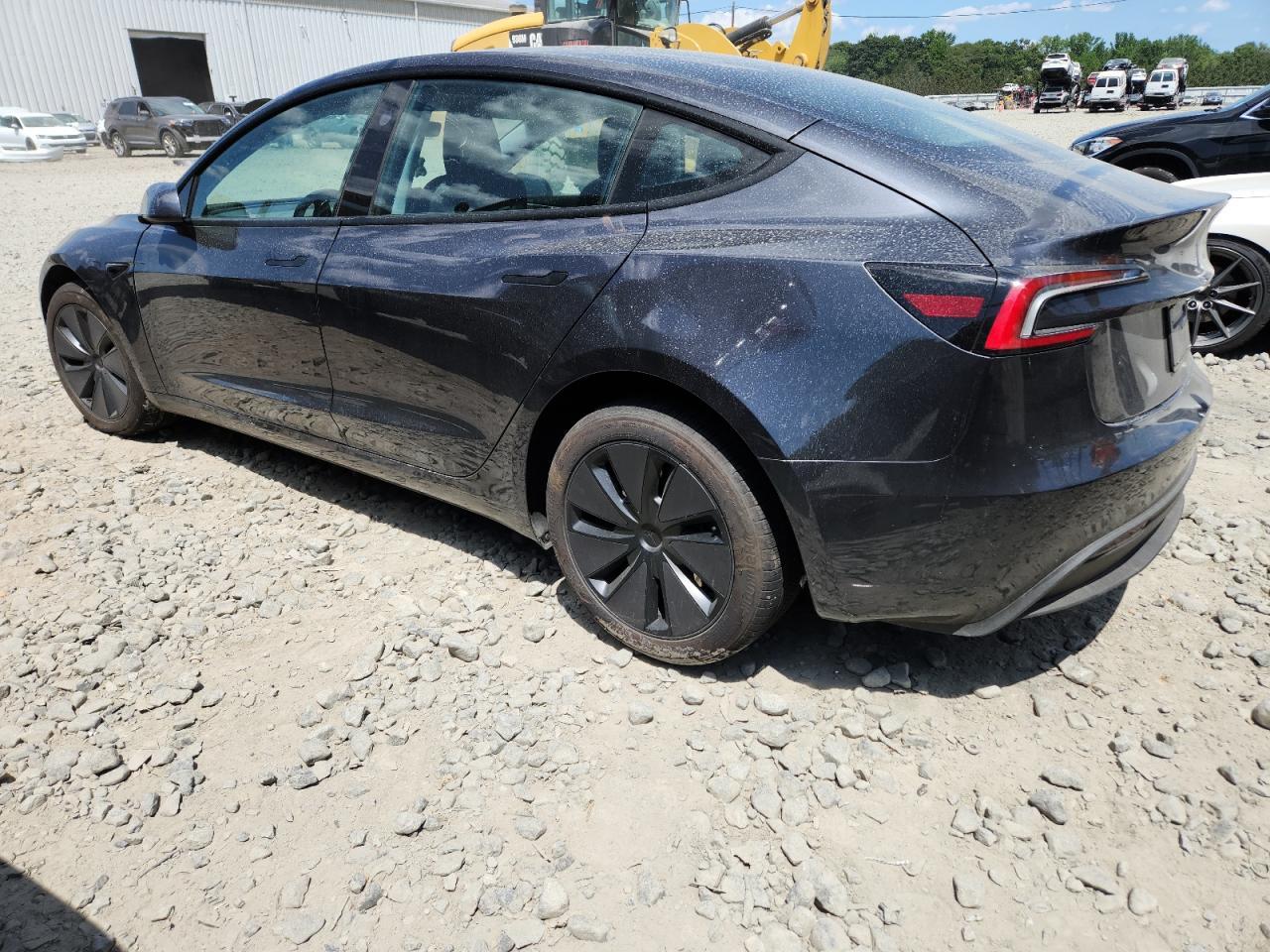 2025 Tesla Model 3 - Фото 2