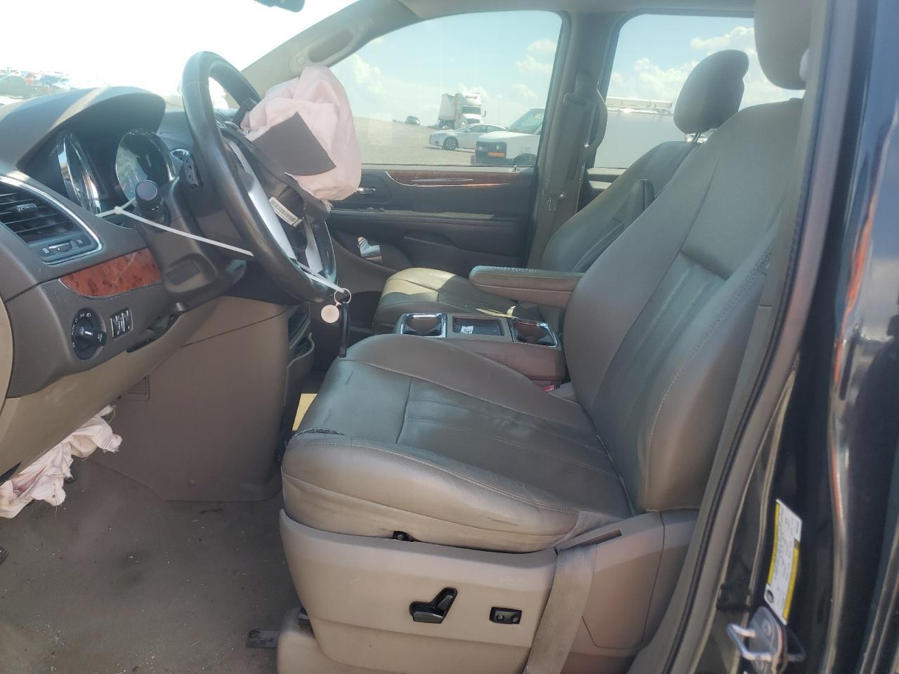 2014 Chrysler Town & Country Touring - Image 7