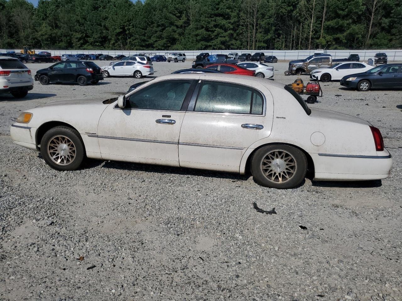 2000 Lincoln Town Car Signature - Image 2