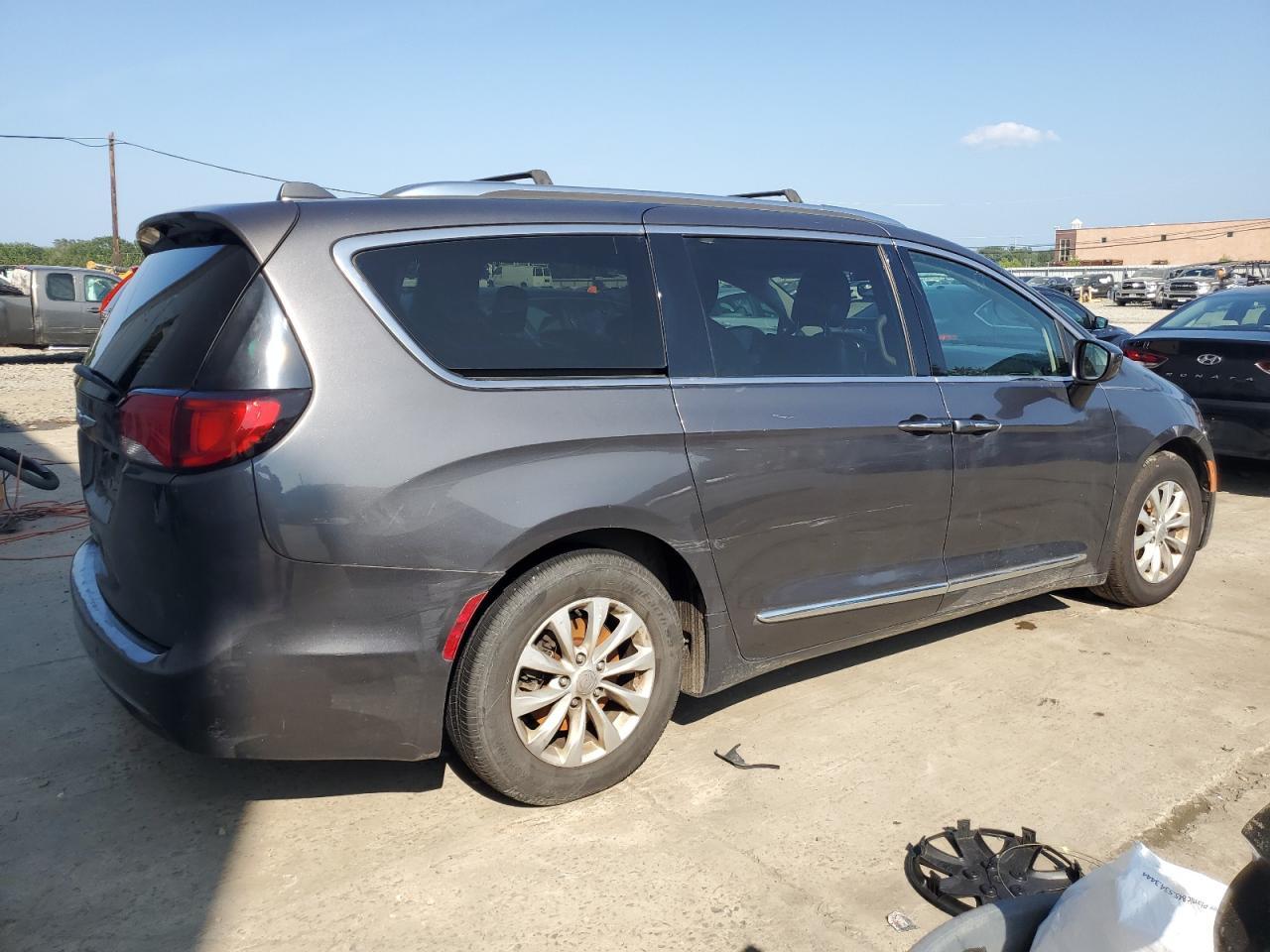 2018 Chrysler Pacifica Touring L - Image 3
