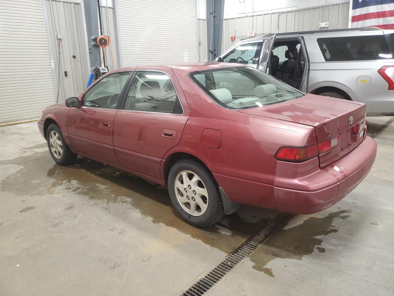 1998 Toyota Camry Ce - Фото 2