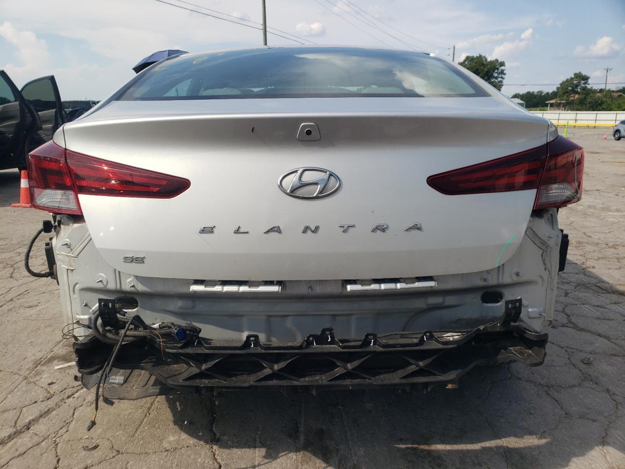 2020 Hyundai Elantra Se - Image 6