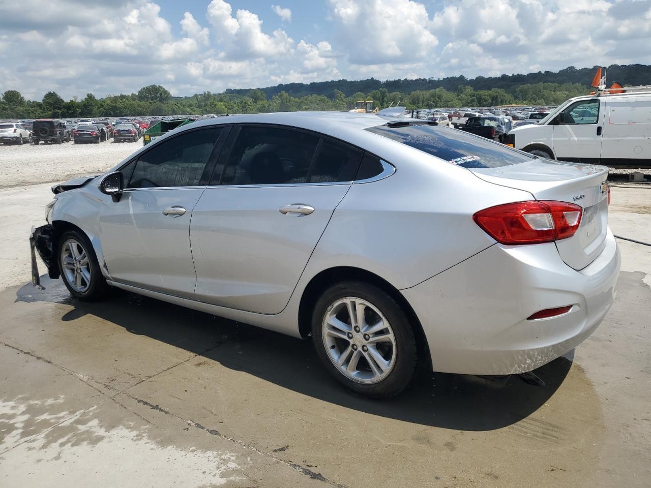2017 Chevrolet Cruze Lt - Image 2