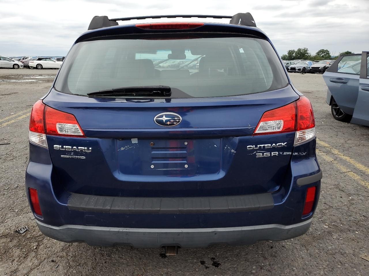2011 Subaru Outback 3.6R Premium - Image 6