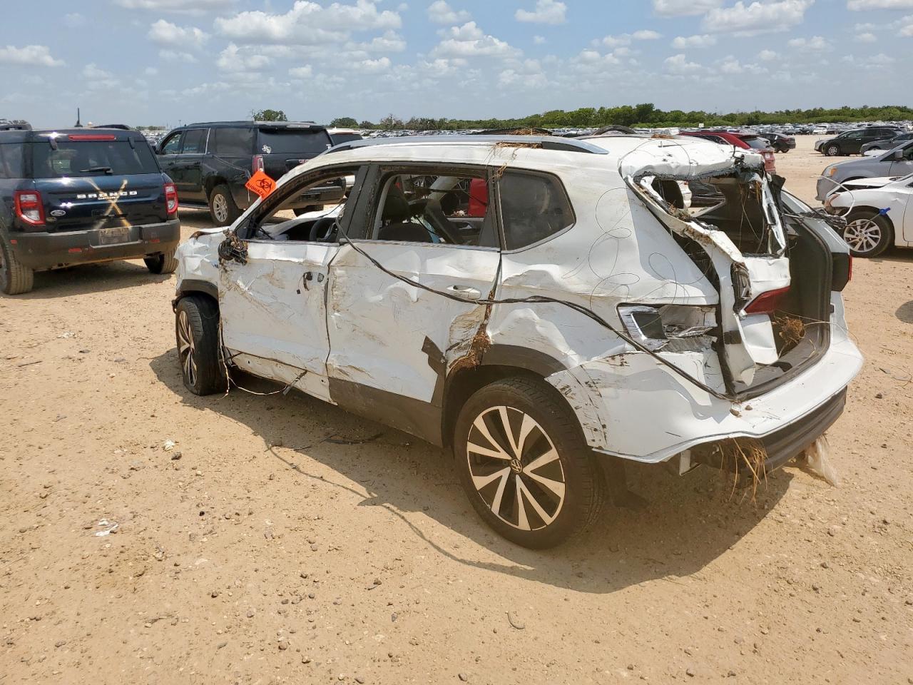 2023 Volkswagen Taos Se - Image 2