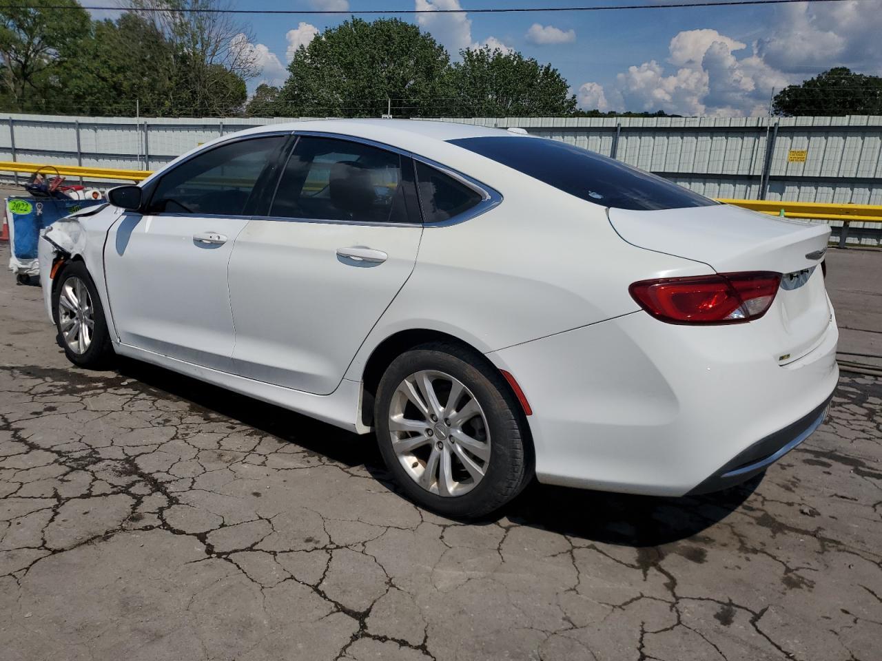 2015 Chrysler 200 Limited - Фото 2