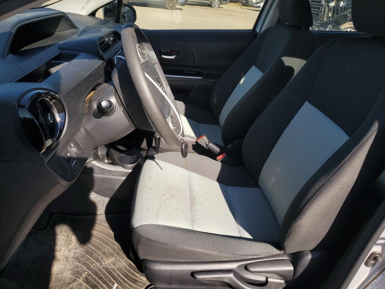 2015 Toyota Prius C - Image 7