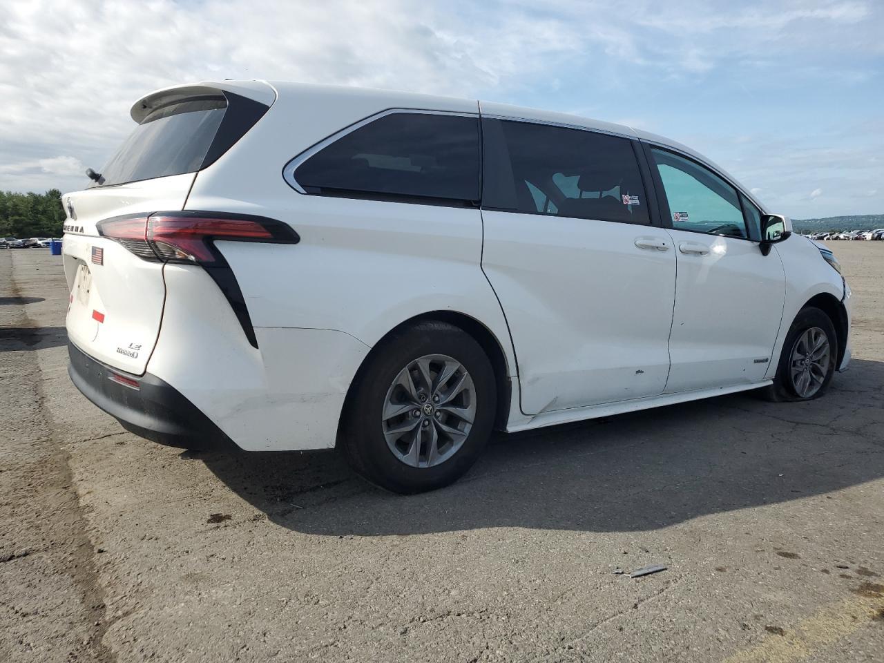 2021 Toyota Sienna Le - Фото 3