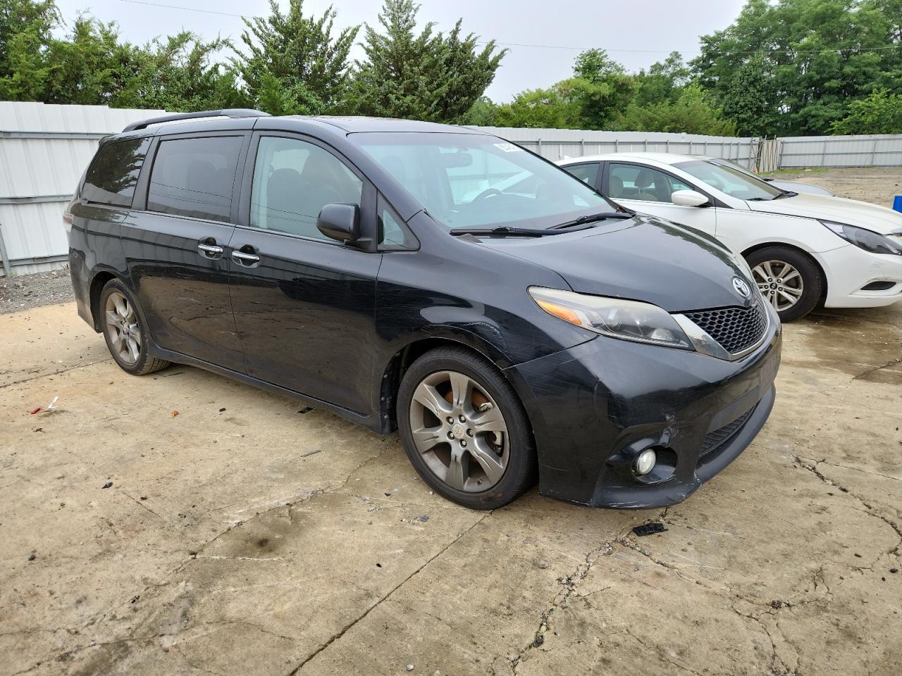 2015 Toyota Sienna Sport - Image 4