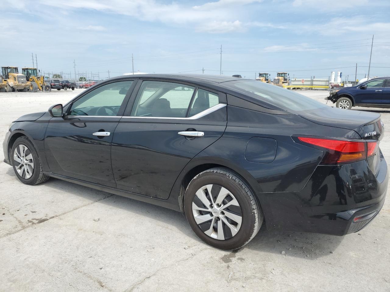 2019 Nissan Altima S - Фото 2