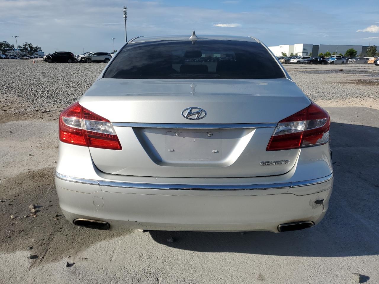 2013 Hyundai Genesis 3.8L - Фото 6