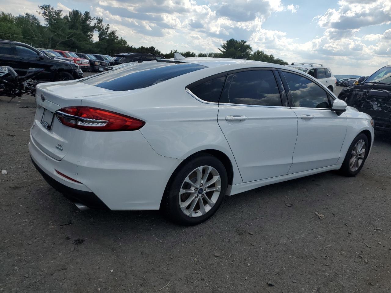 2019 Ford Fusion Se - Image 3