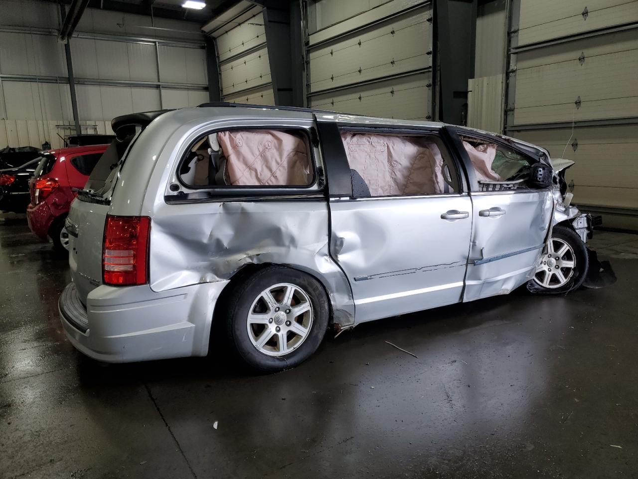 2010 Chrysler Town & Country Touring - Image 3
