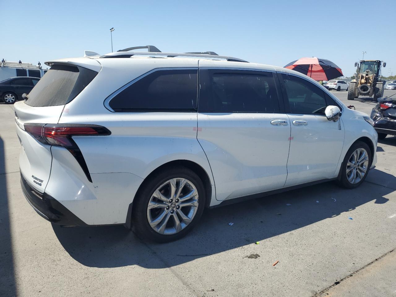 2022 Toyota Sienna Limited - Image 3