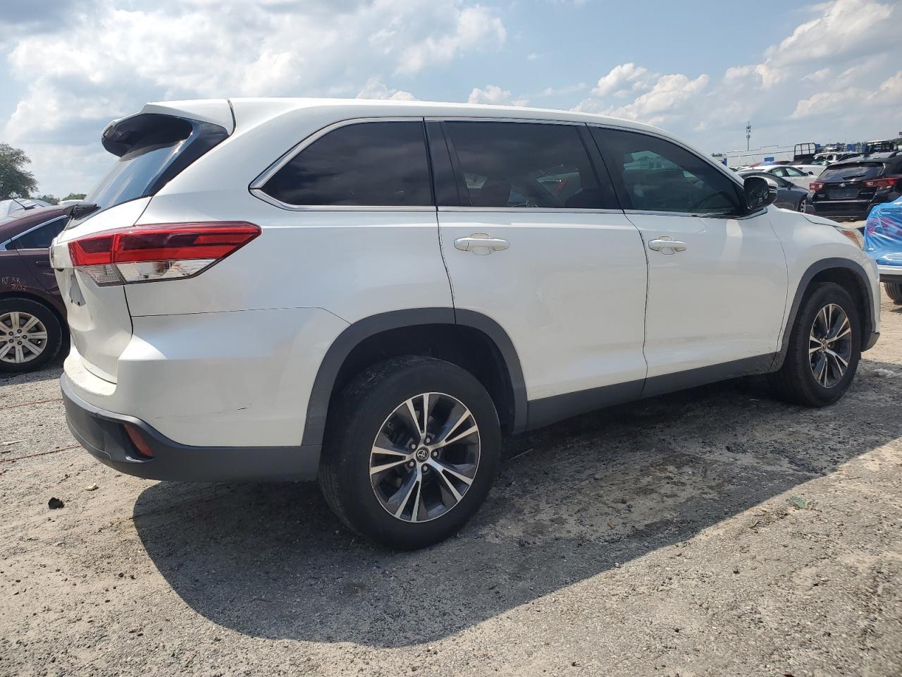 2019 Toyota Highlander Le - Фото 3