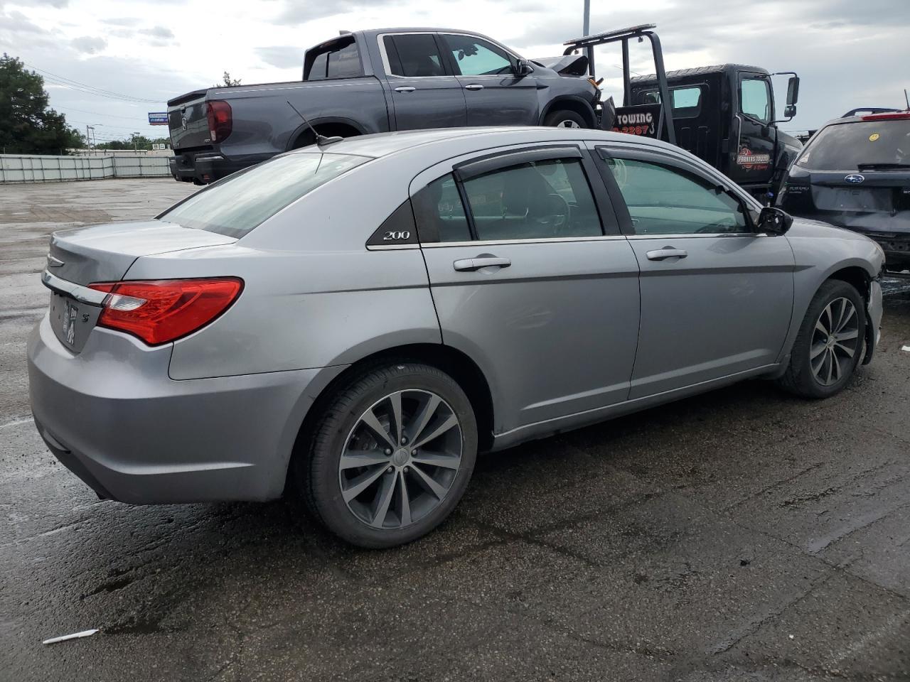 2013 Chrysler 200 Touring - Фото 3