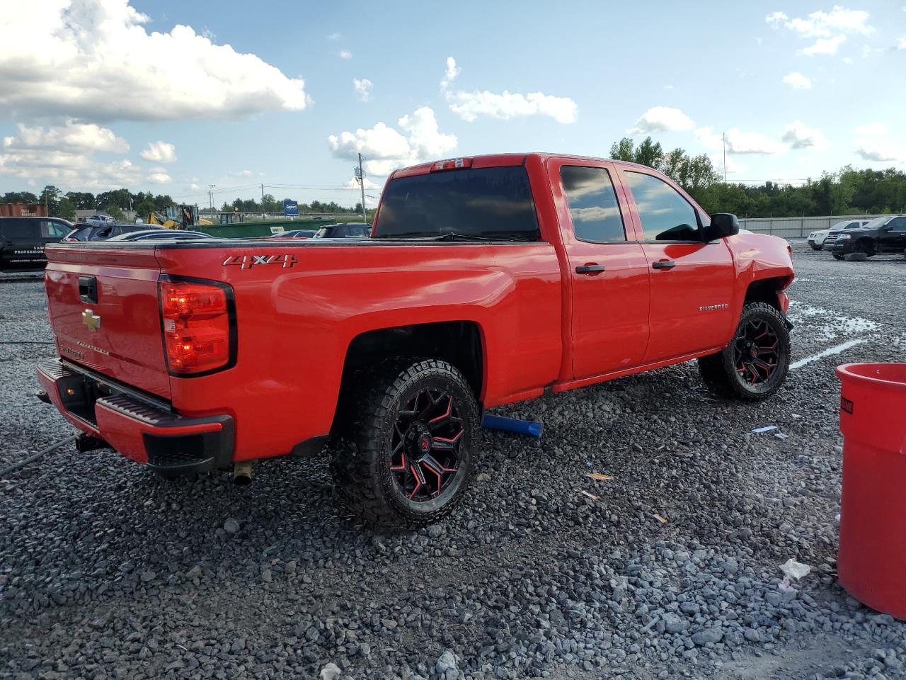 2018 Chevrolet Silverado K1500 Custom - Фото 3