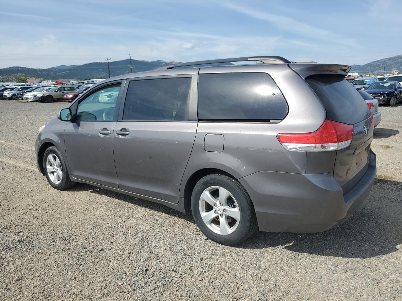 2011 Toyota Sienna Le - Фото 2