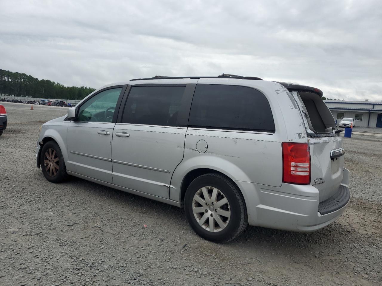 2009 Chrysler Town & Country Touring - Image 2