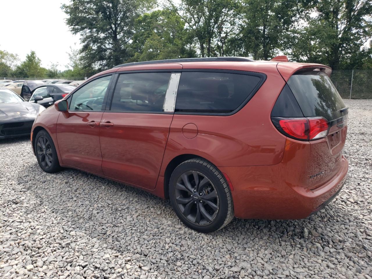 2018 Chrysler Pacifica Touring L - Image 2