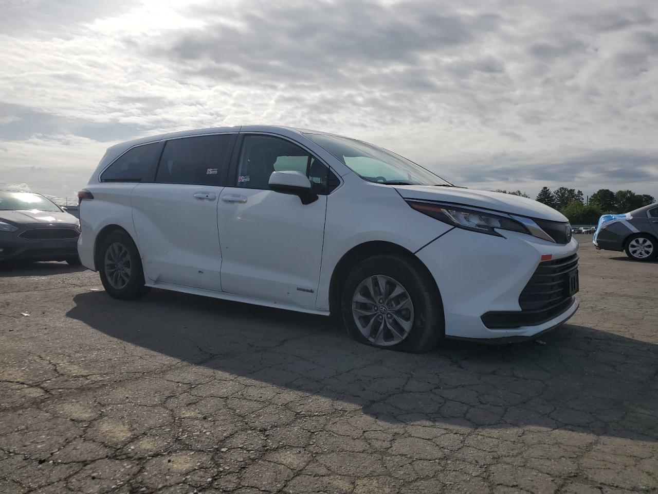 2021 Toyota Sienna Le - Фото 4