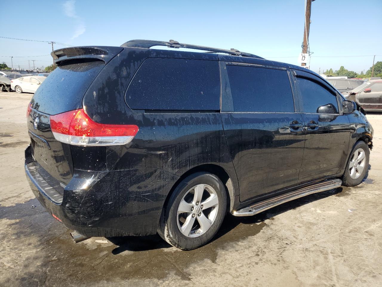 2011 Toyota Sienna Le - Фото 3