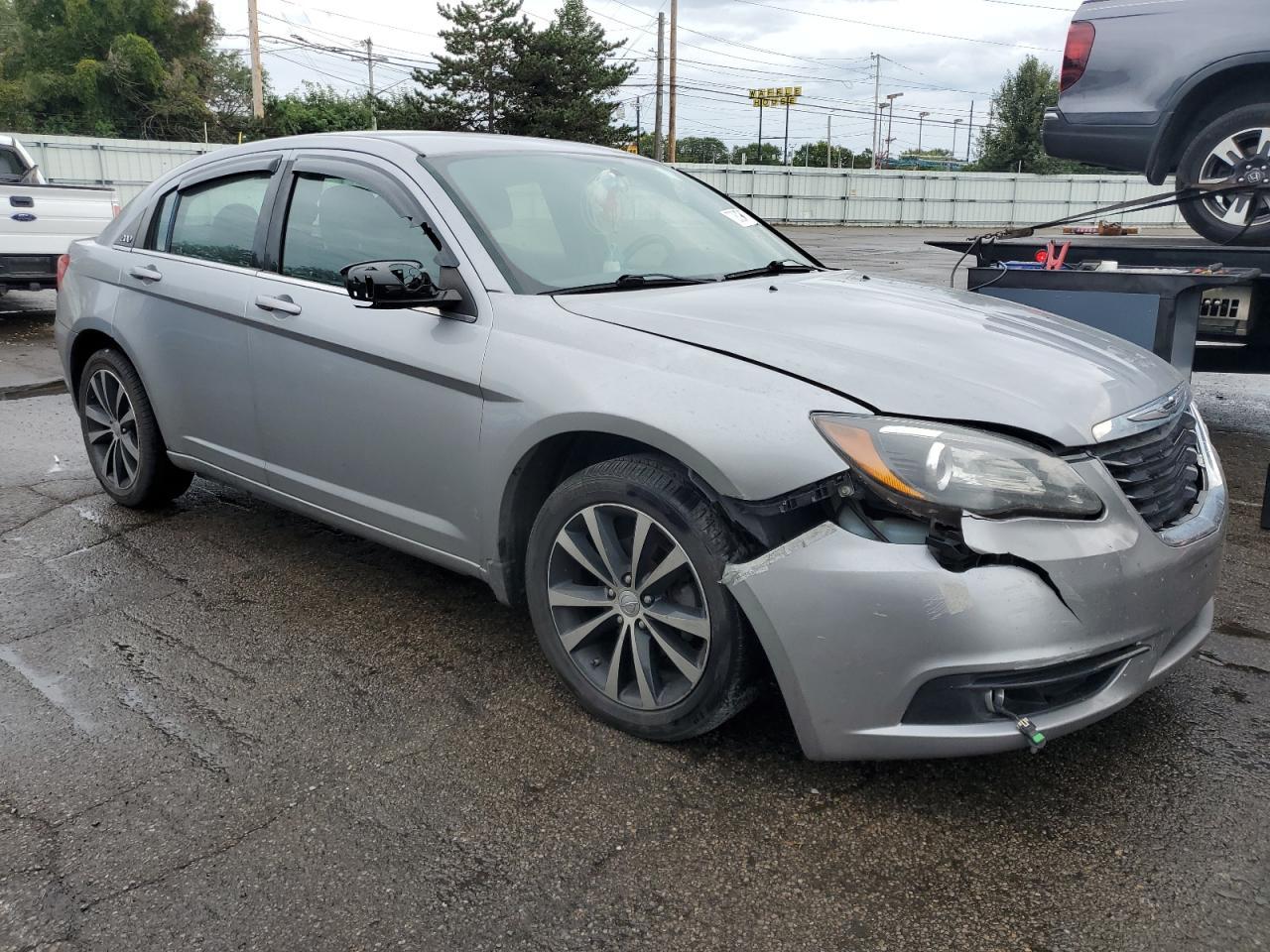 2013 Chrysler 200 Touring - Фото 4