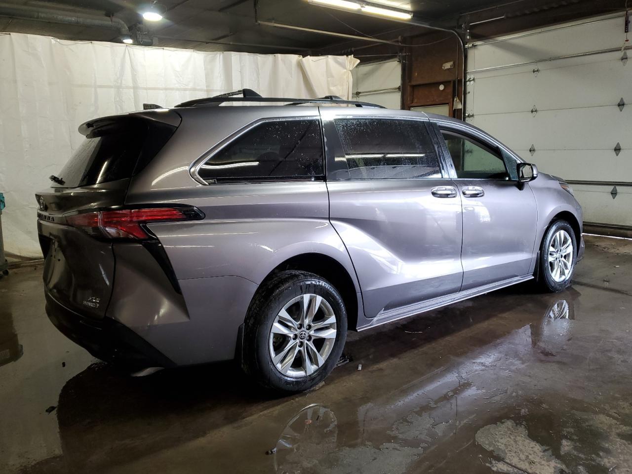 2022 Toyota Sienna Xle - Image 3