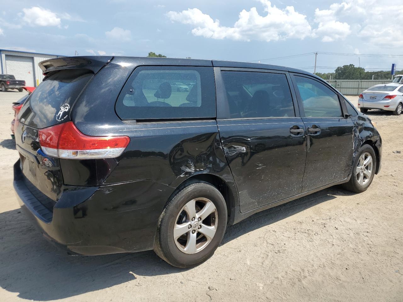 2011 Toyota Sienna - Фото 3