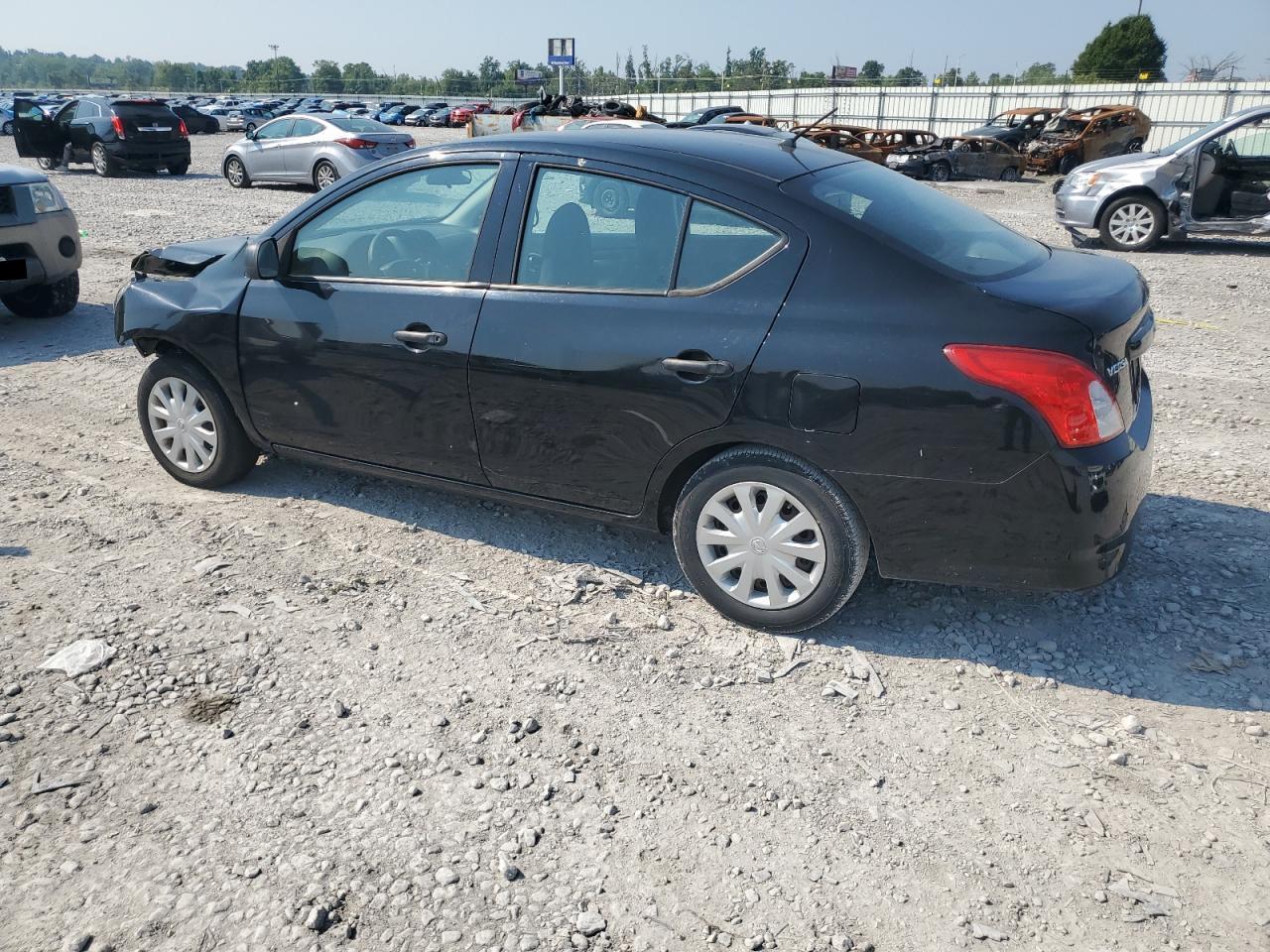 2015 Nissan Versa S - Фото 2
