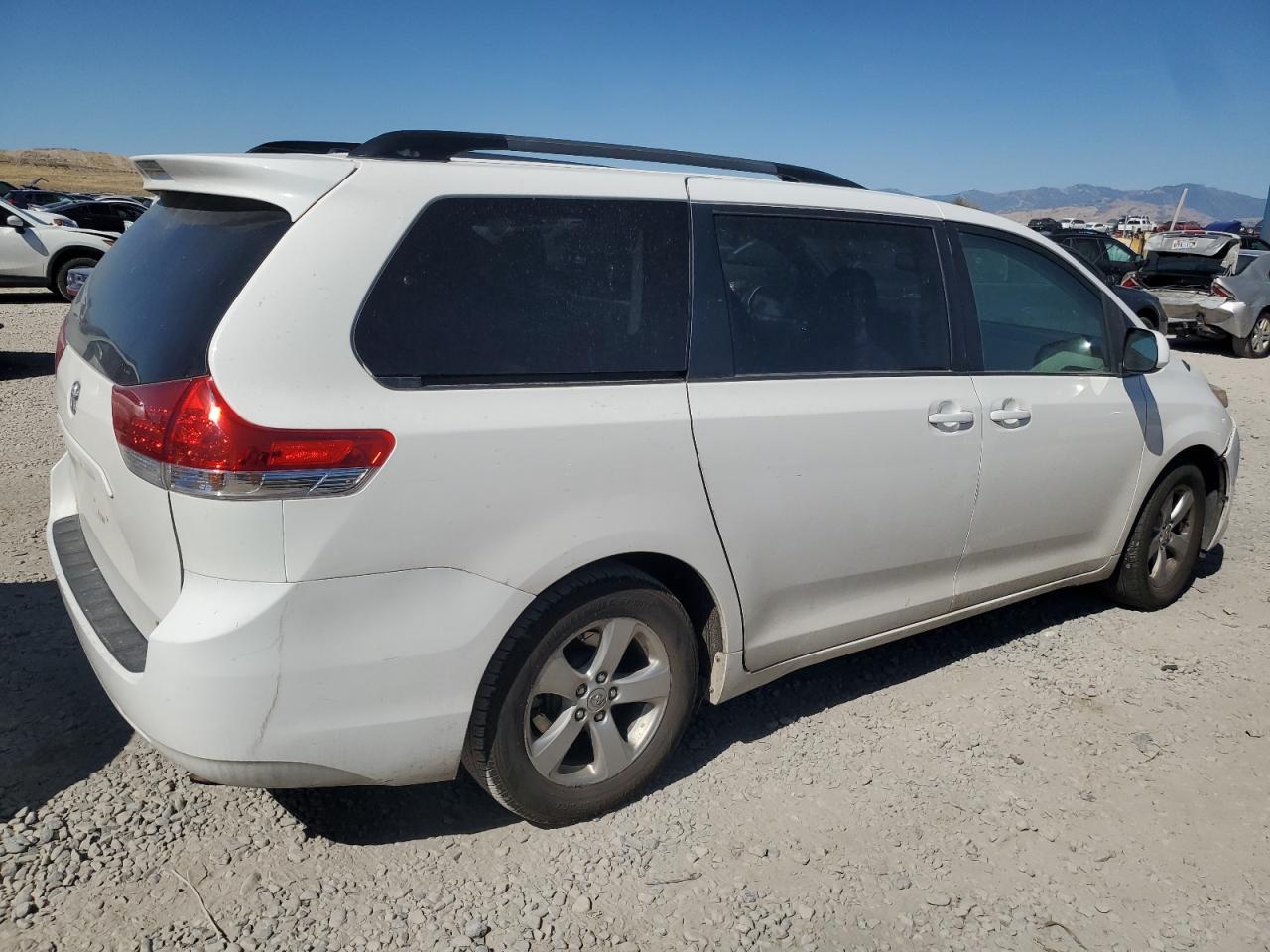 2011 Toyota Sienna Le - Фото 3