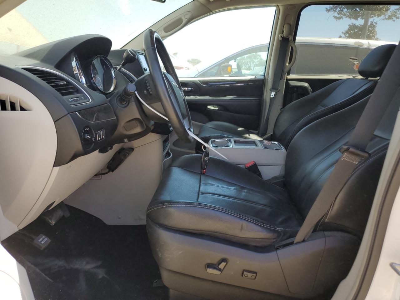 2013 Chrysler Town & Country Touring - Фото 7