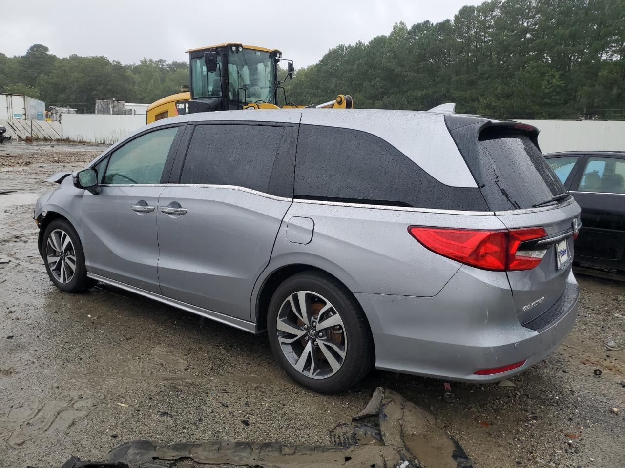 2022 Honda Odyssey Touring - Image 2