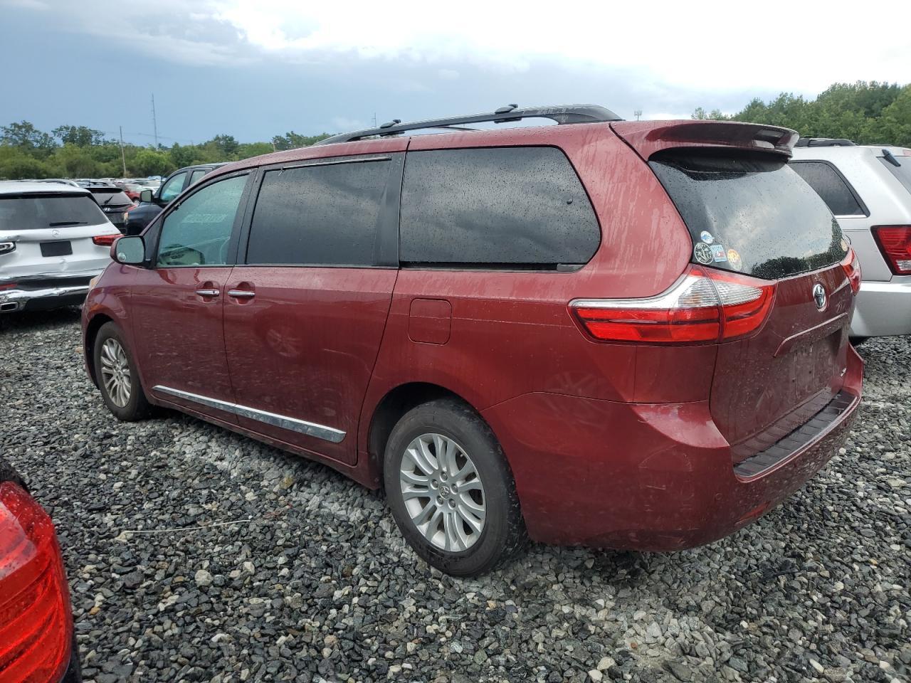 2016 Toyota Sienna Xle - Image 2