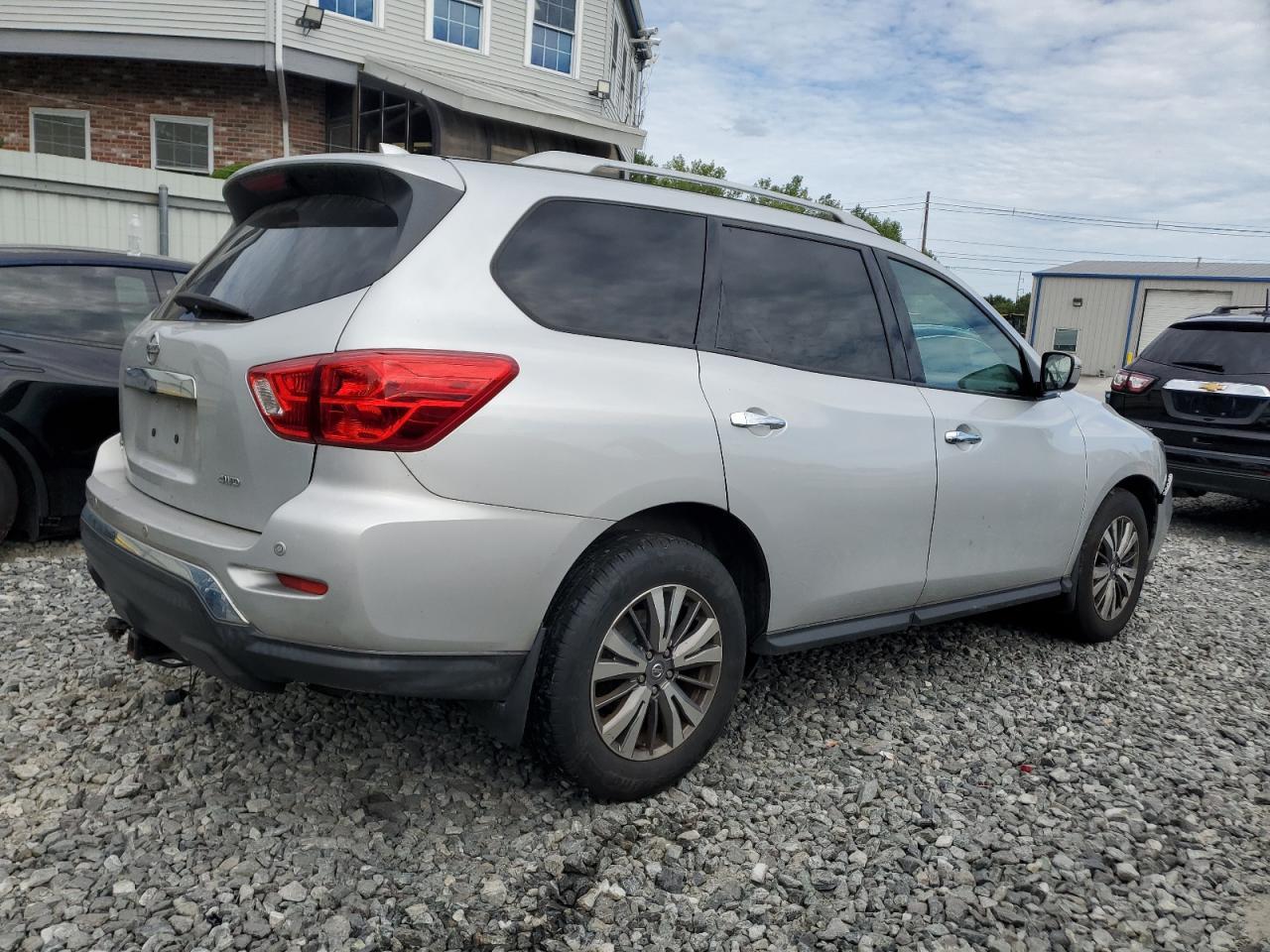 2019 Nissan Pathfinder S - Image 3