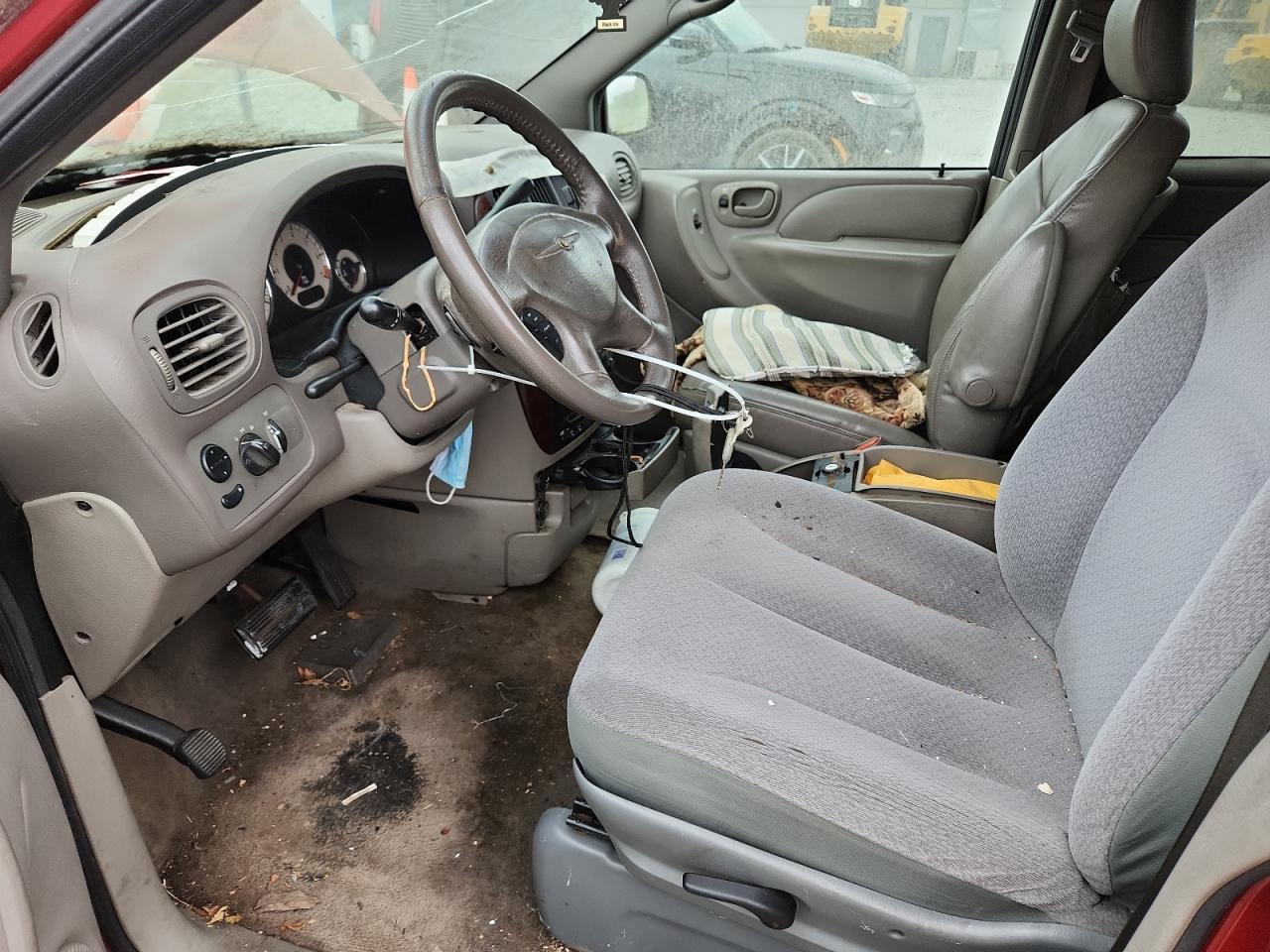 2002 Chrysler Town And C - Фото 7