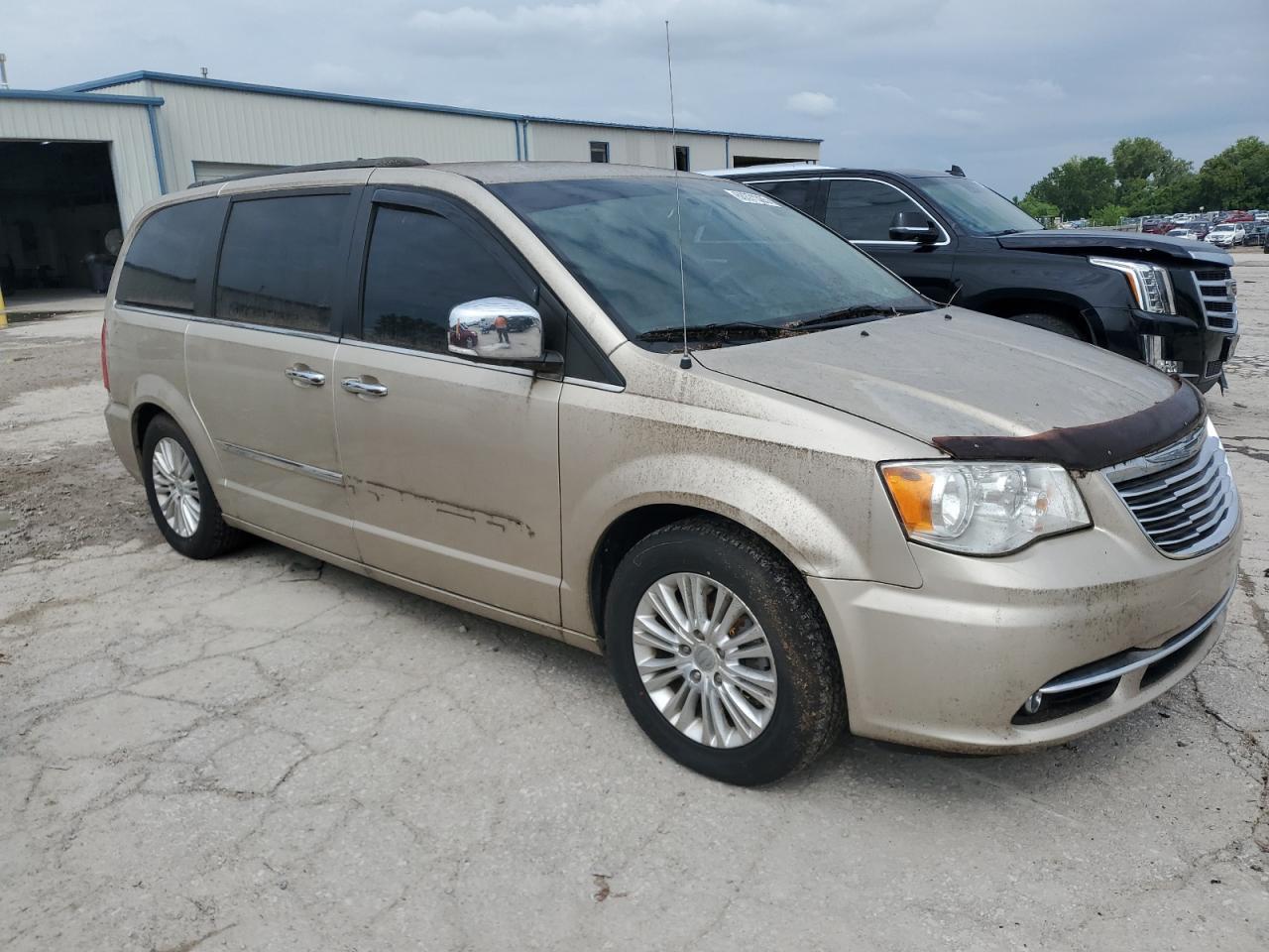 2013 Chrysler Town & Country Touring L - Фото 4