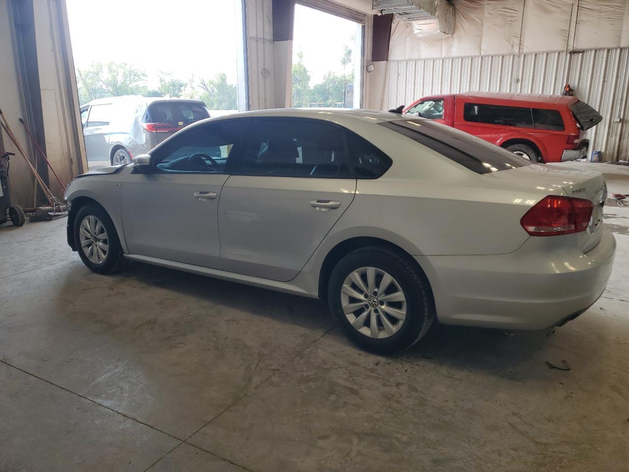 2015 Volkswagen Passat S - Фото 2