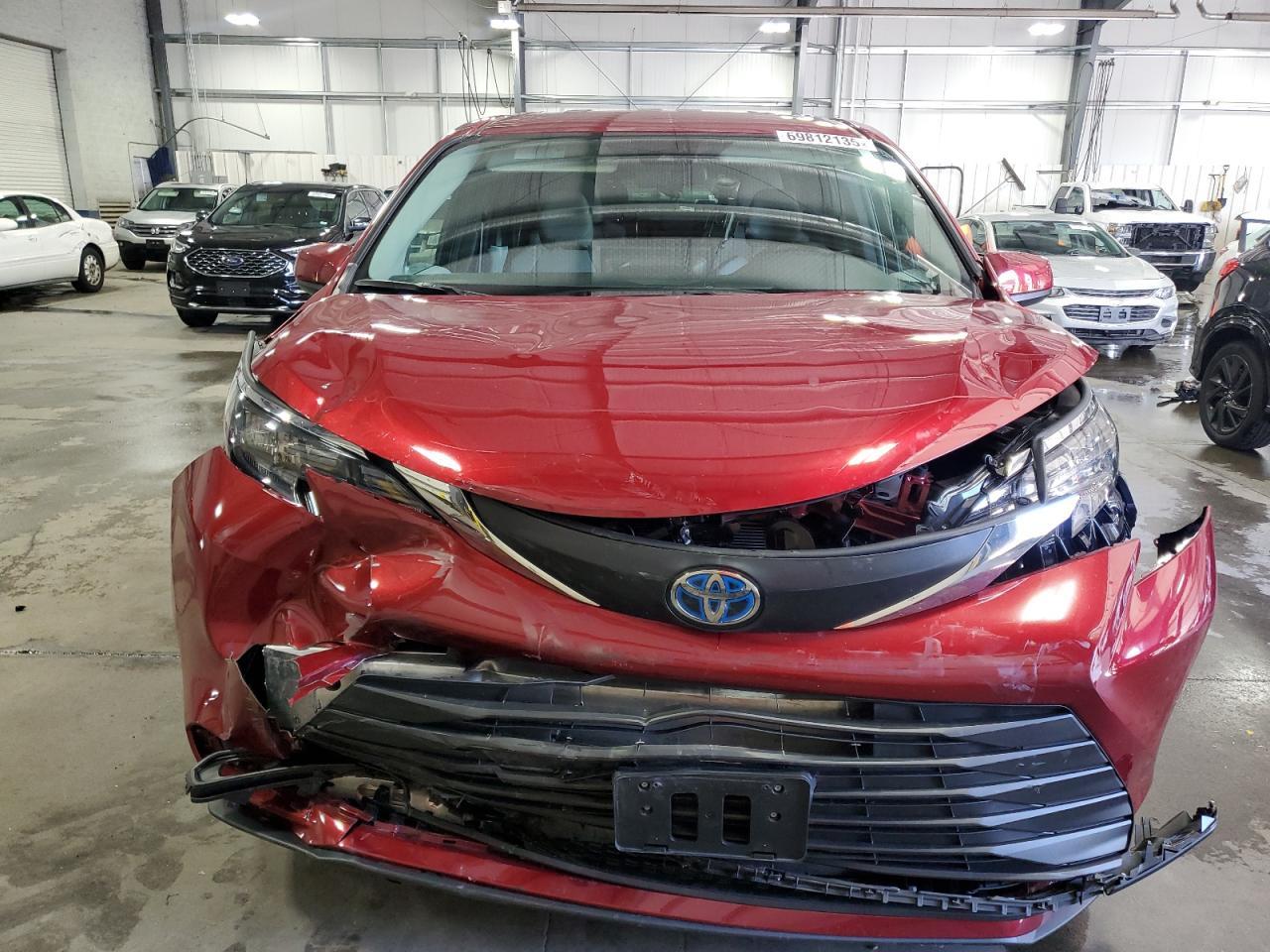 2025 Toyota Sienna Le - Фото 5