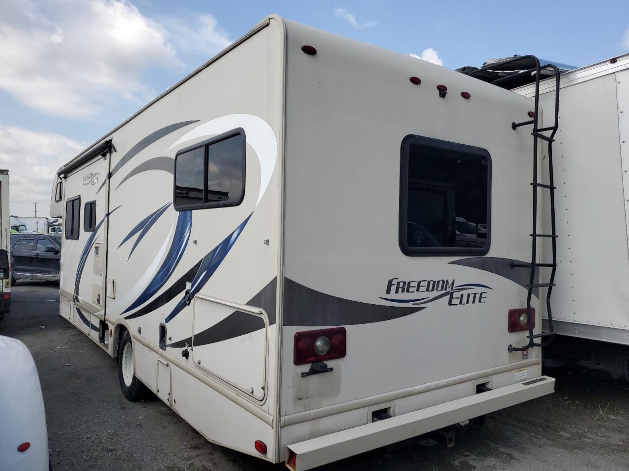 2017 Ford Econoline E450 Super Duty Cutaway Van - Фото 3