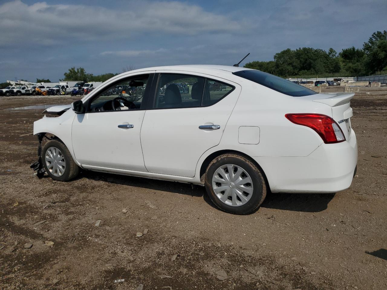 2019 Nissan Versa S - Фото 2