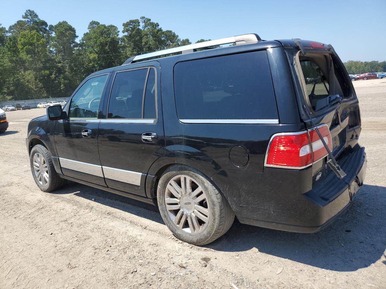 2007 Lincoln Navigator - Image 2