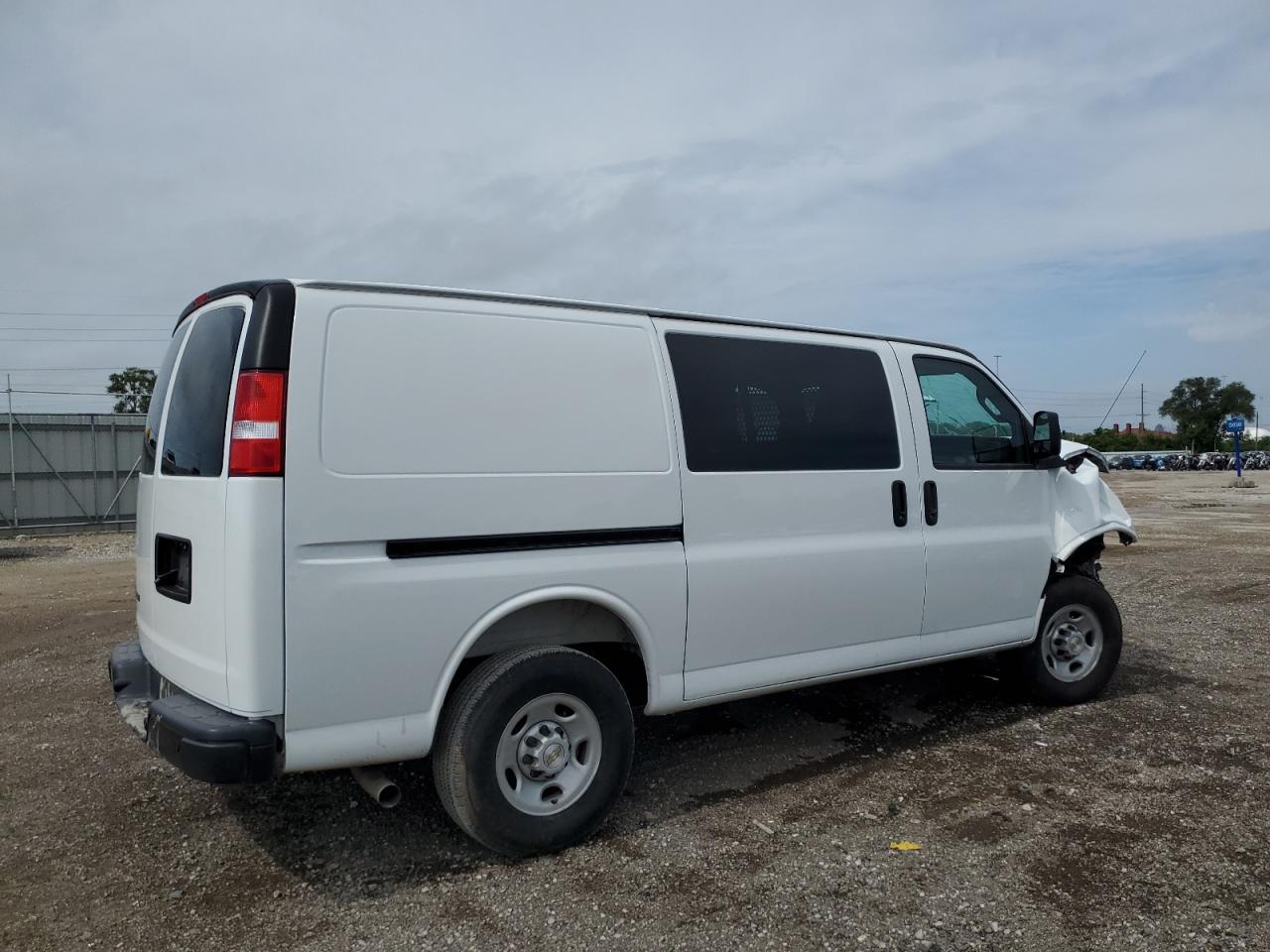 2025 Chevrolet Express G2500 - Фото 3