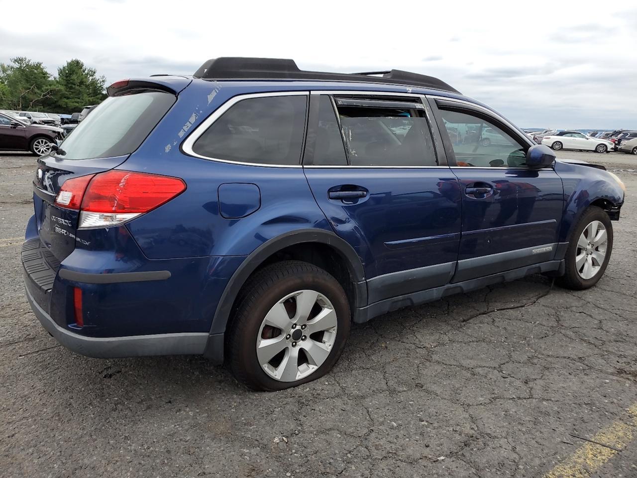 2011 Subaru Outback 3.6R Premium - Image 3