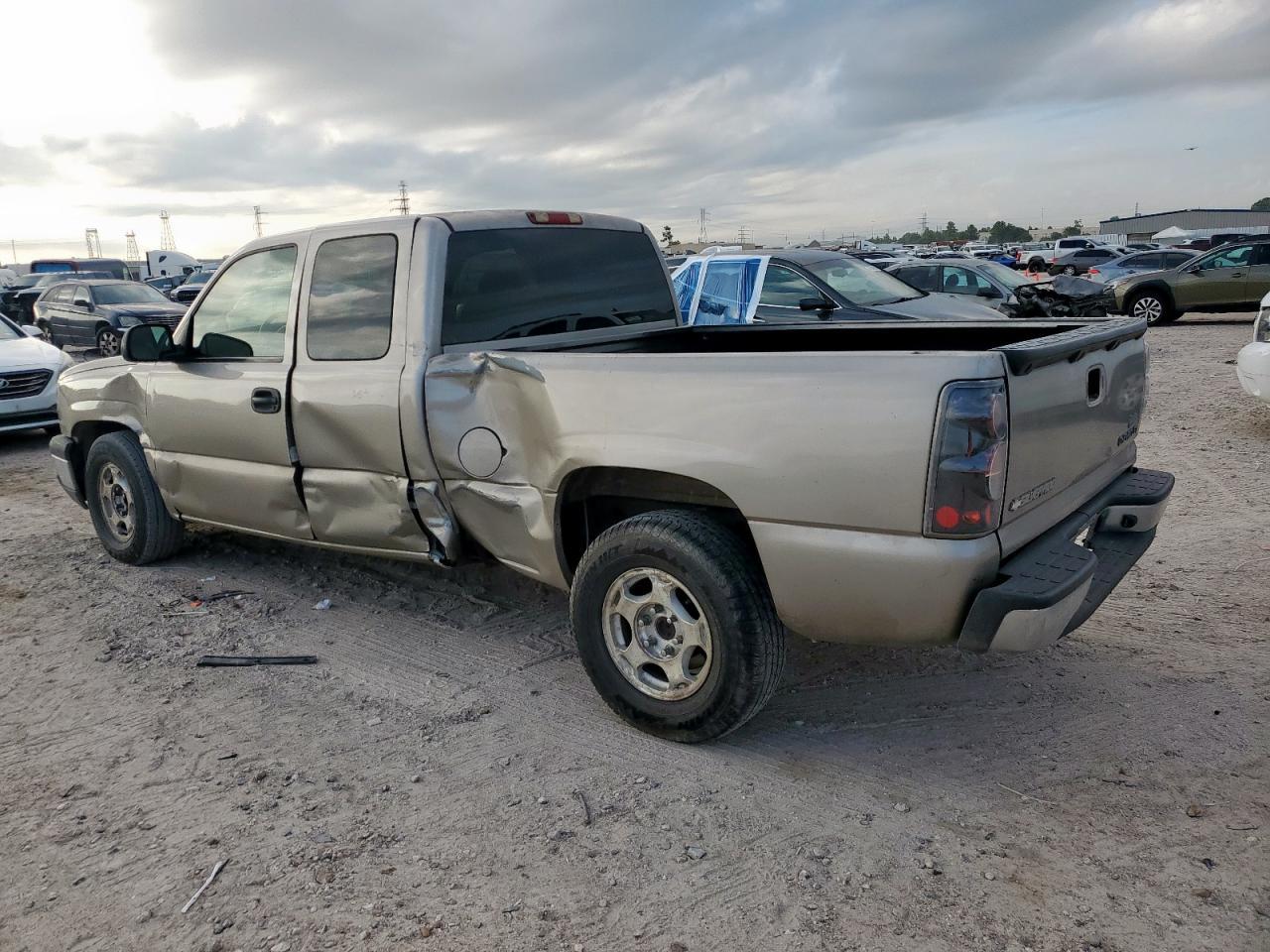 2003 Chevrolet Silverado C1500 - Image 2