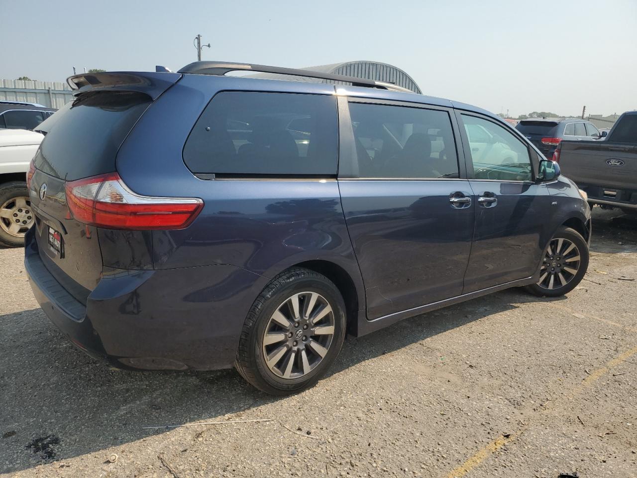 2018 Toyota Sienna Xle - Фото 3