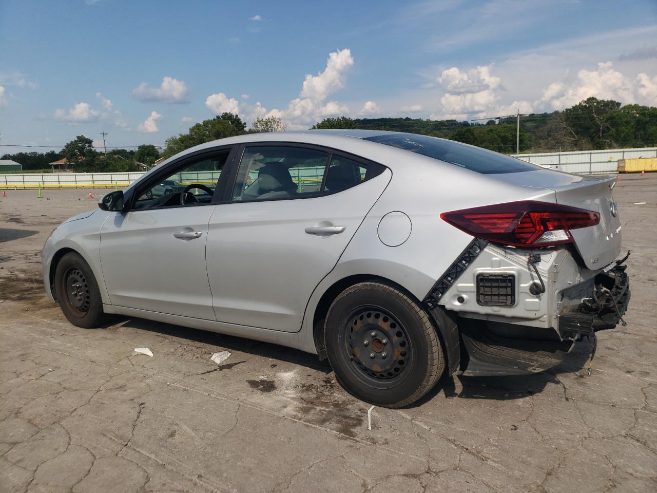 2020 Hyundai Elantra Se - Image 2