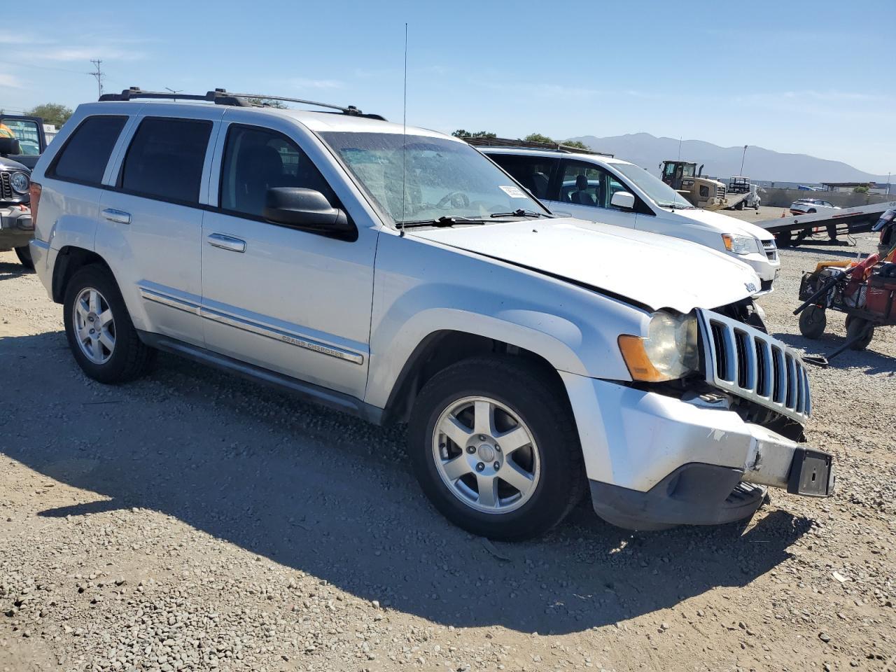 2010 Jeep Grand Cherokee Laredo - Image 4